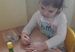 Zosia maluje sylwetkę swojego bociana.